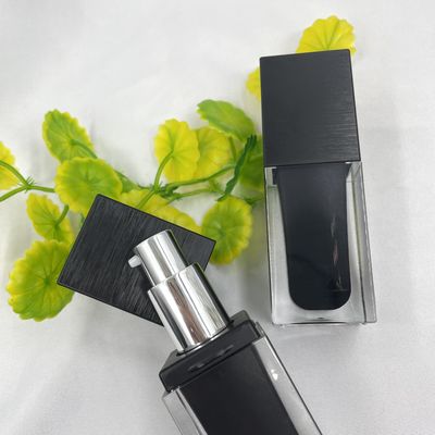 Spazzola UV cosmetica Matt Black Acrylic della vite della bottiglia 60ml della pompa del quadrato